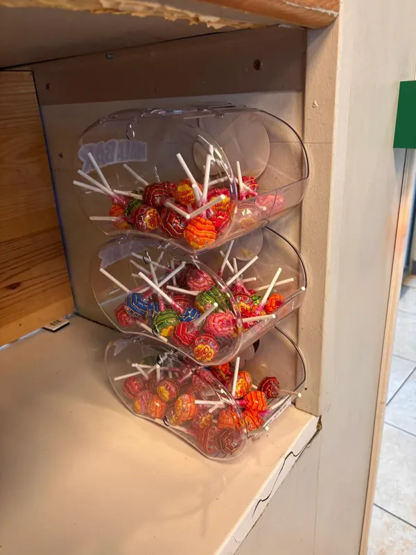 Distributeur de sucettes Chupa Chups chez Nuage and Smoke, bar tabac Toulouse Saint-Martin-du-Touch