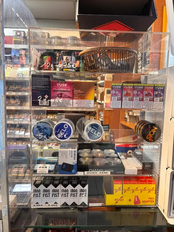 Capsules Vuse et accessoires de vapotage en vitrine chez Nuage and Smoke, Toulouse