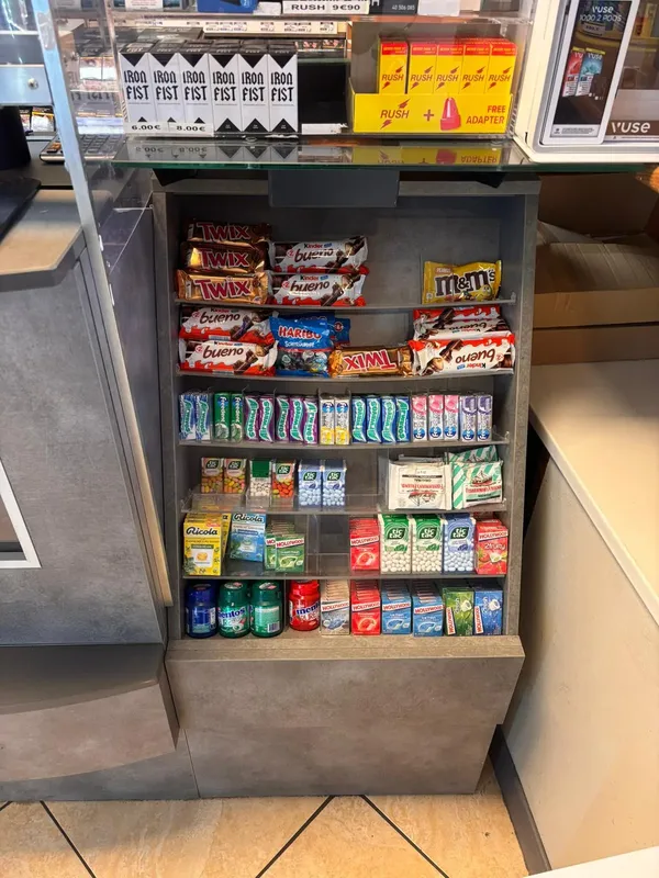 Étagère de confiseries Twix, Kinder Bueno et chewing-gums chez Nuage and Smoke, Toulouse