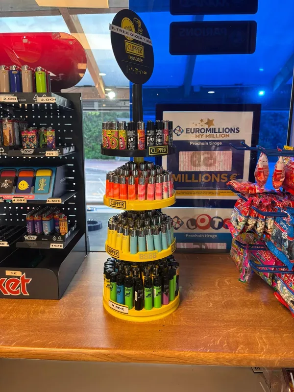 Comptoir avec présentoir Clipper et écran EuroMillions chez Nuage and Smoke, Toulouse