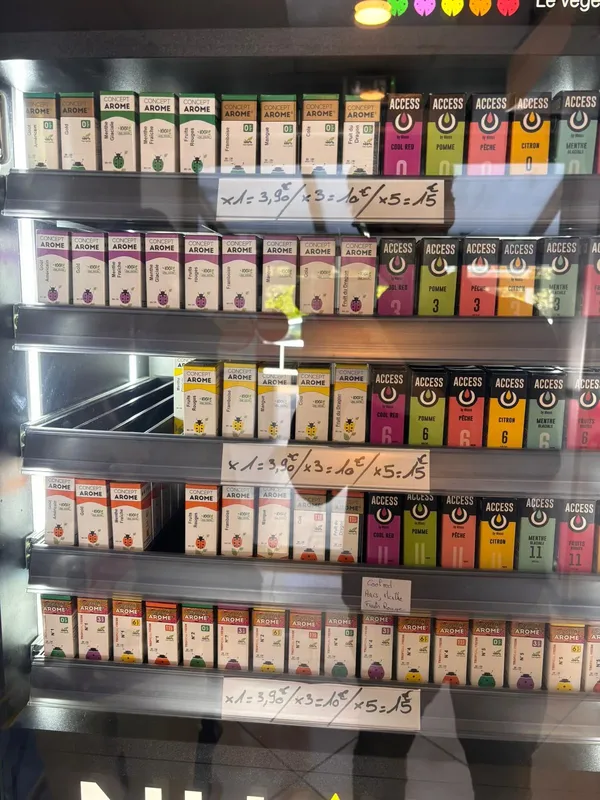Flacons e-liquides Concept Arome et Access au rayon vapotage de Nuage and Smoke, Toulouse