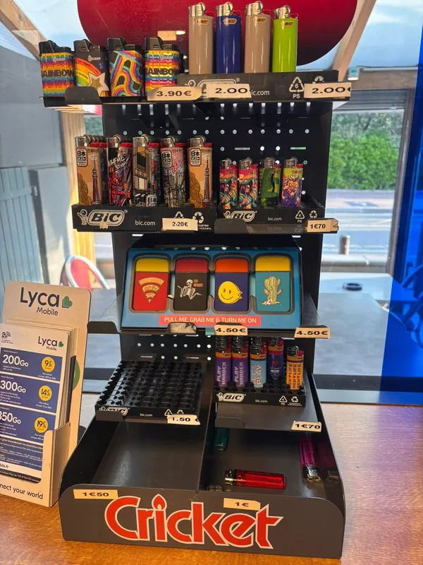 Présentoir de briquets BIC et Cricket colorés au bureau de tabac Nuage and Smoke, Toulouse