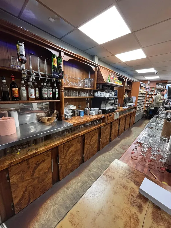 Arrière du comptoir avec bouteilles, tireuses et machine à café chez Nuage and Smoke, Toulouse