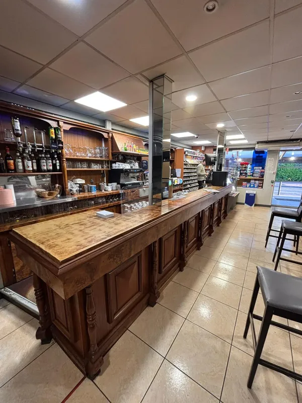 Comptoir en bois du bar Nuage and Smoke, 125 Route de Bayonne, Toulouse Saint-Martin-du-Touch